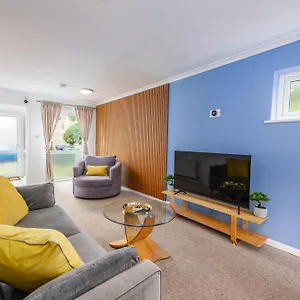 4 Bedroom House With Parking Near Centre By Trinity Short Lets & Serviced Holiday home
